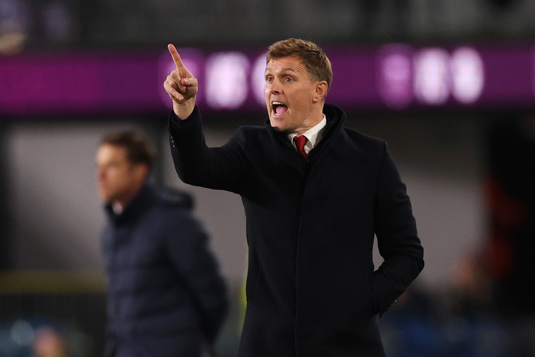 Darren Fletcher gestures at Man United players from the touchline.