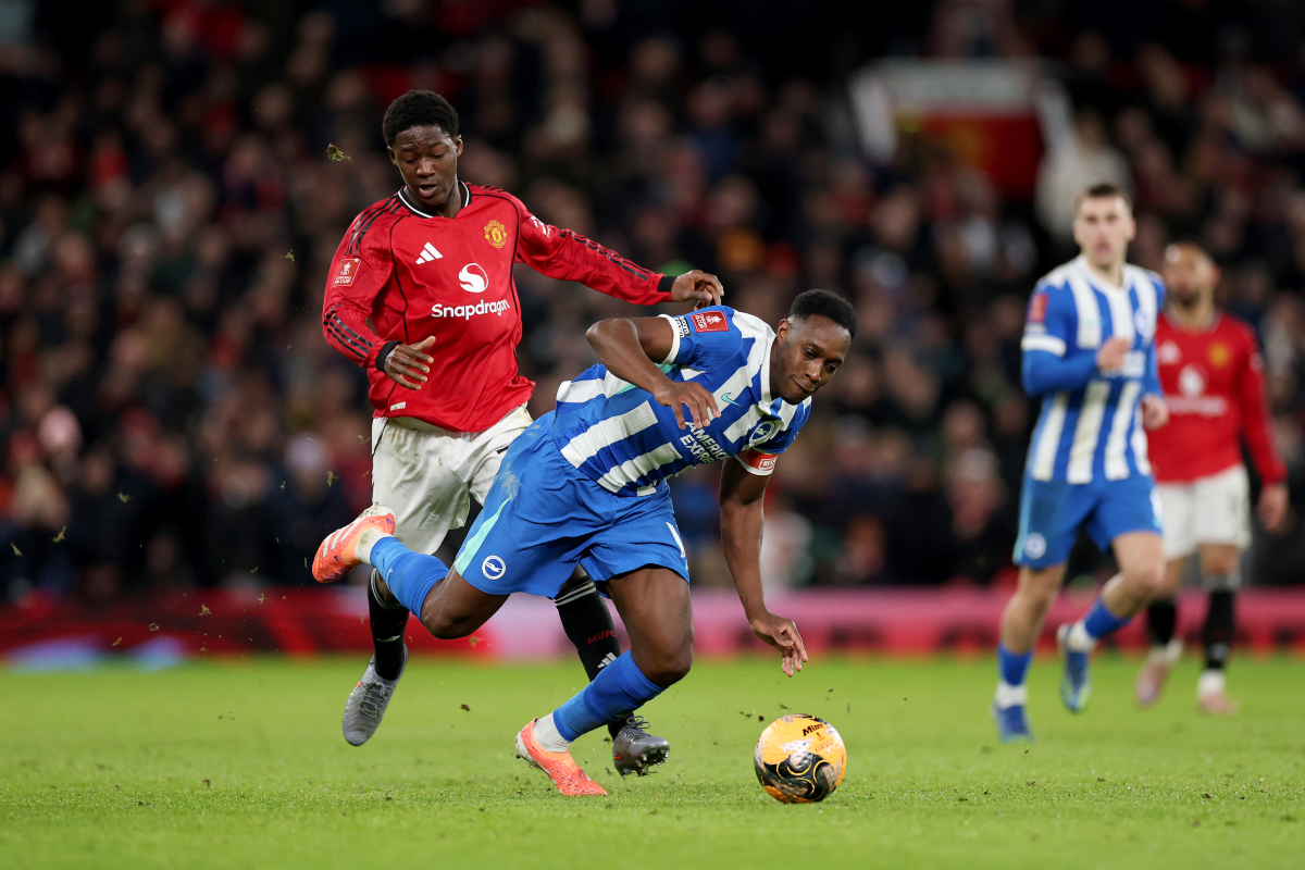 Kobbie Mainoo challenges Danny Welbeck off of the ball.