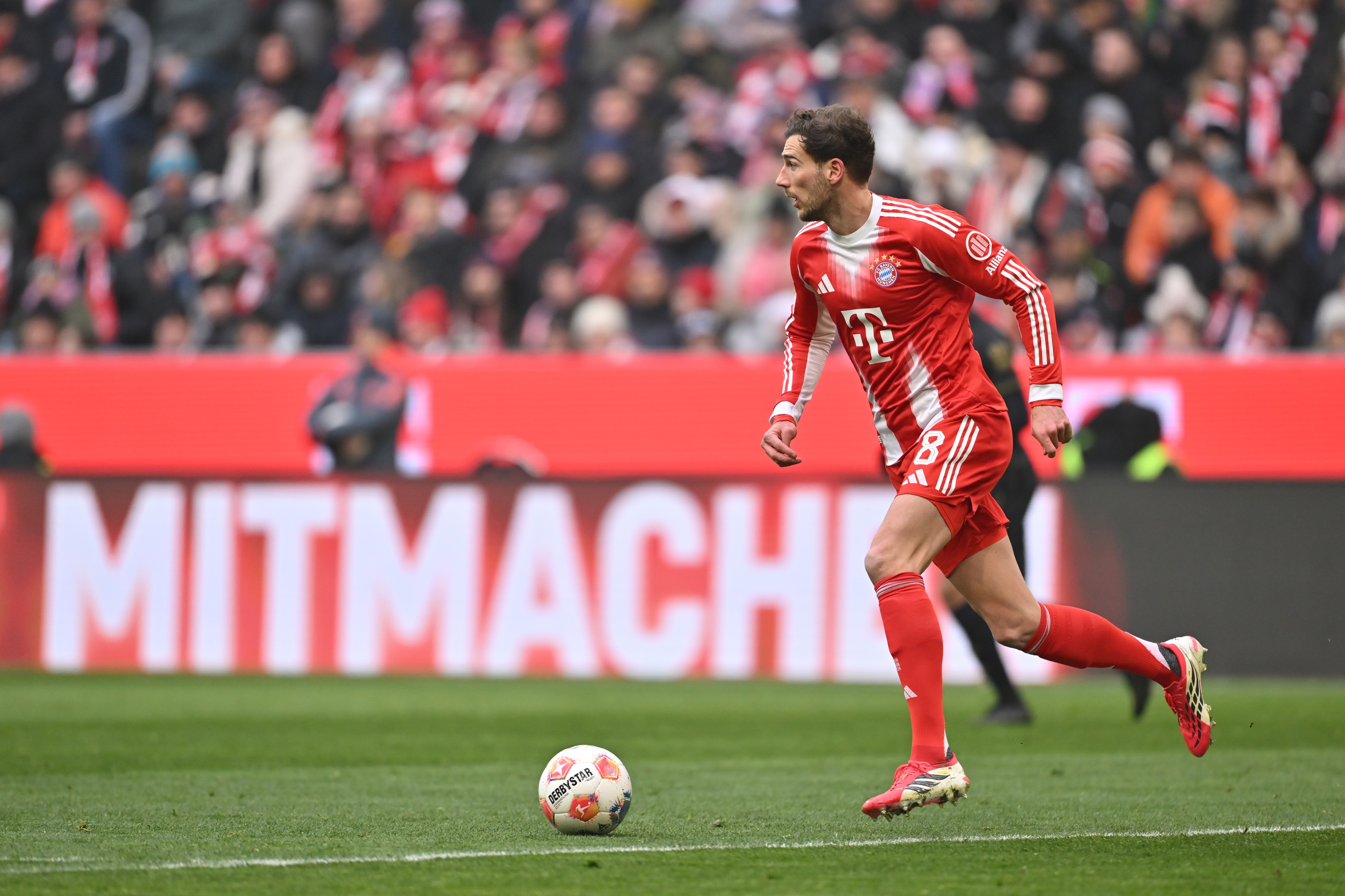 Leon Goretzka dribbles the ball for Bayern Munich.