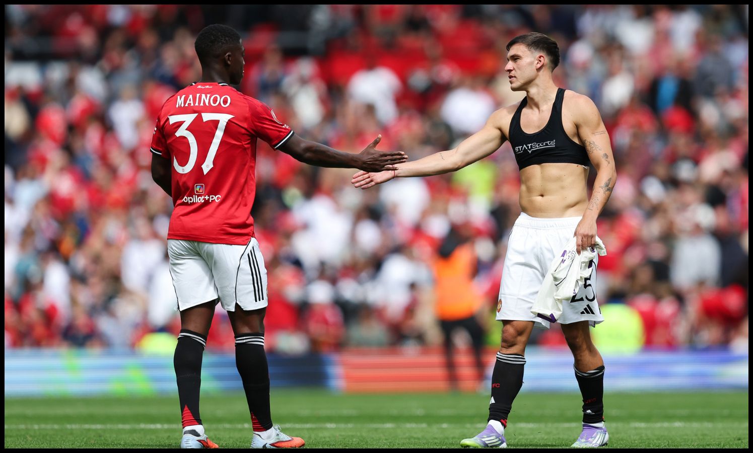 Kobbie Mainoo and Manuel Ugarte shaking hands