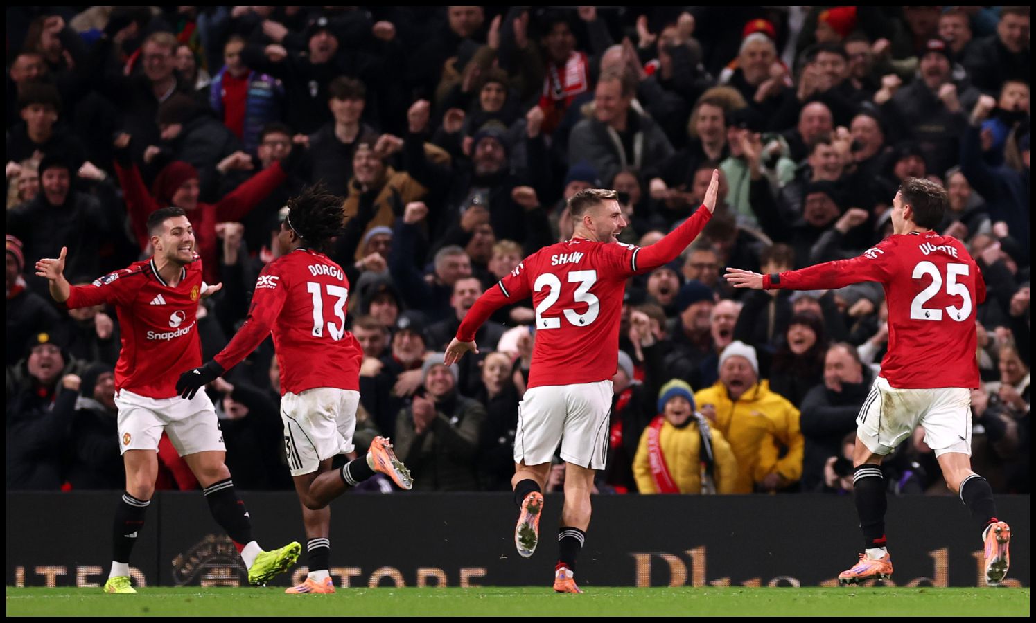 Manuel Ugarte celebrates with Man Utd teammates