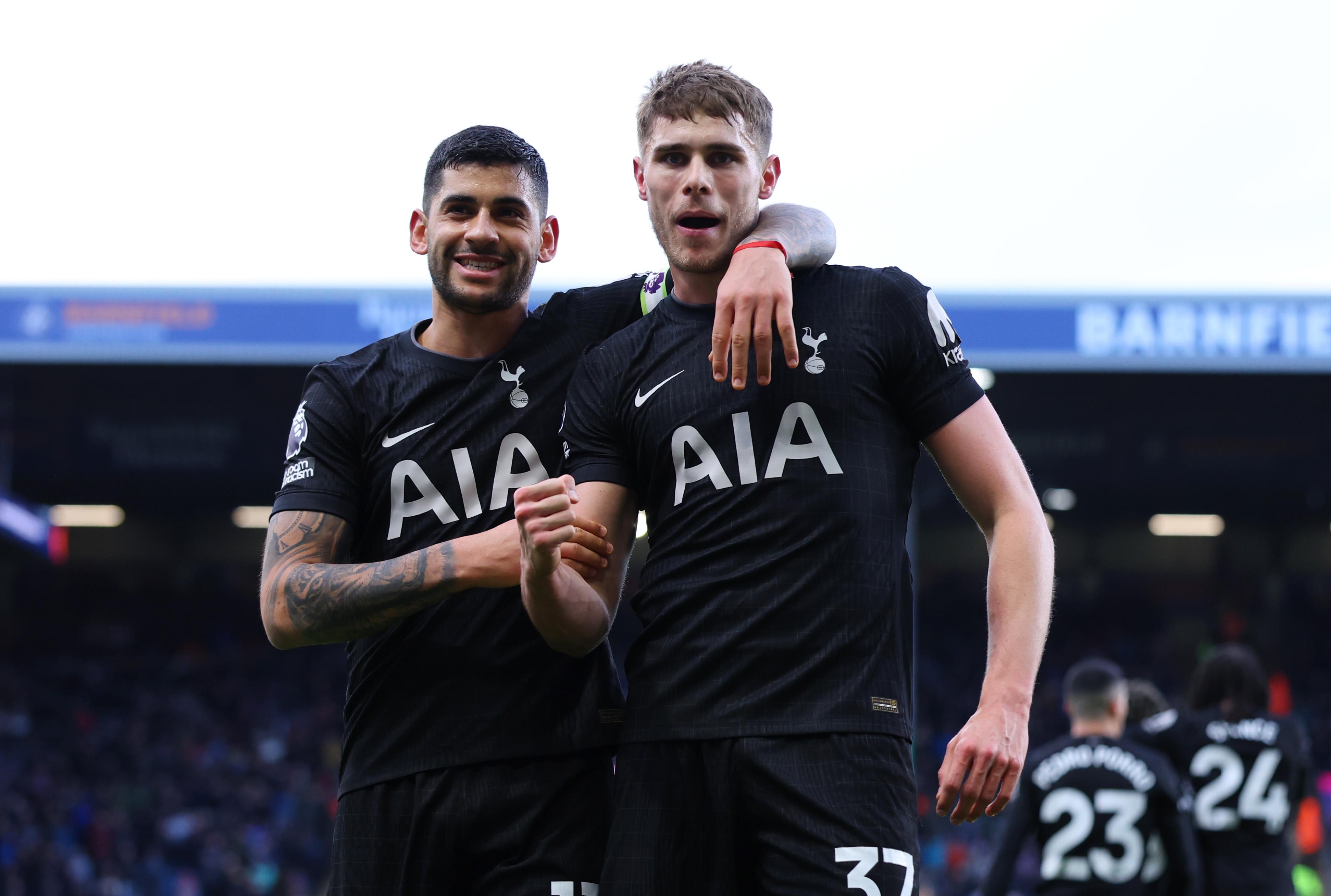 Micky Van de Ven celebrates a goal alongside Cristian Romero.