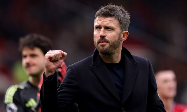 Michael Carrick celebrates with Man United fans after beating Spurs.