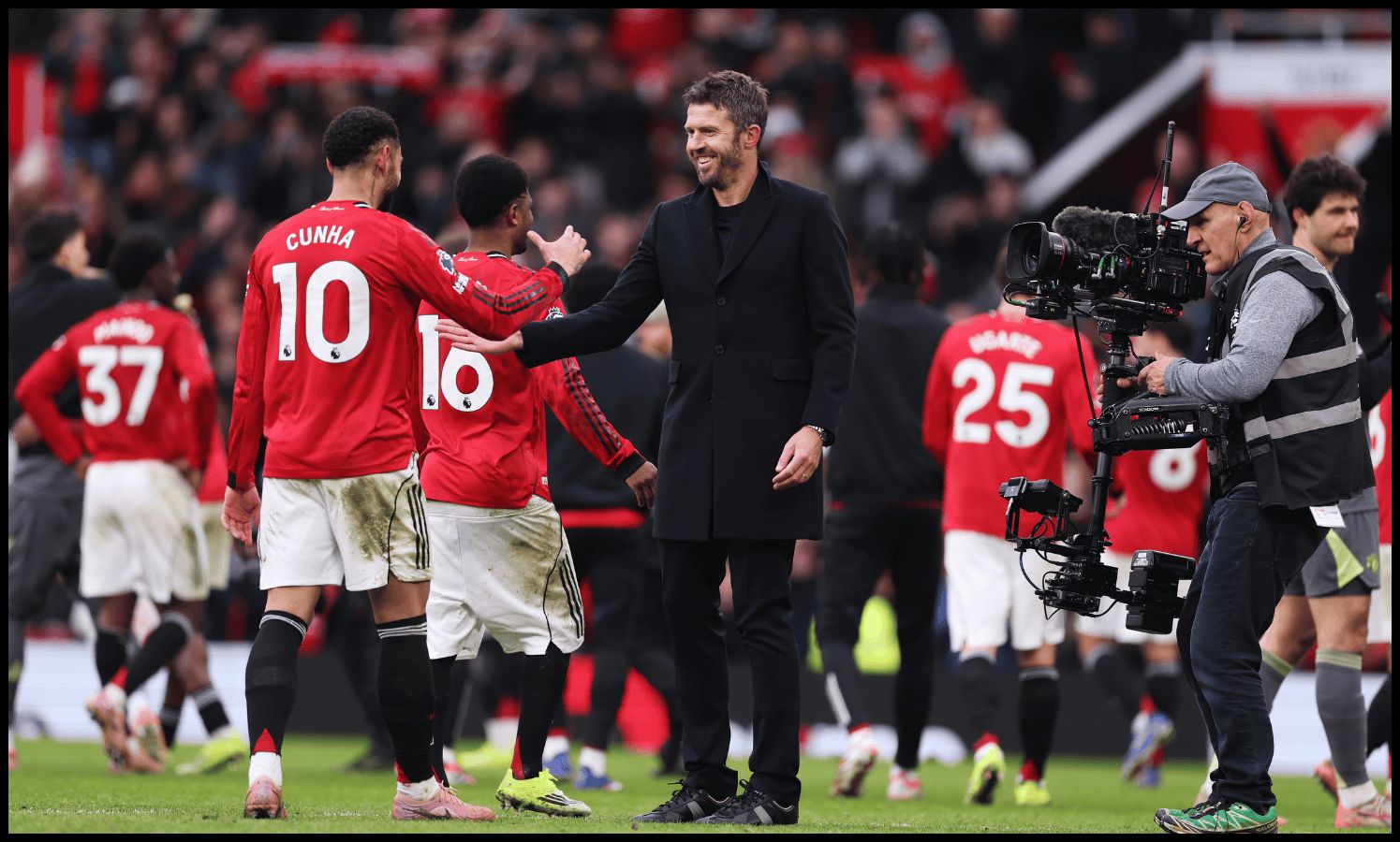 Michael Carrick embraces Matheus Cunha after Man United’s win vs Man City.