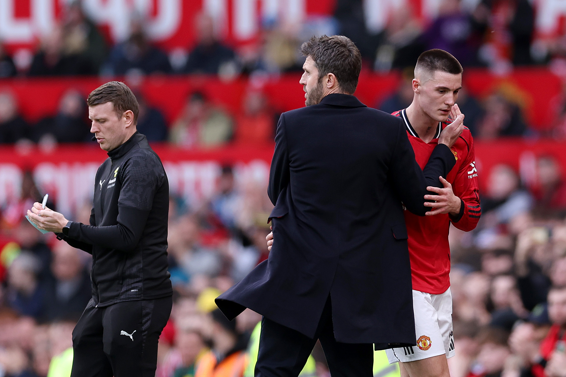 Michael Carrick embraces Benjamin Sesko after the striker scores vs Palace
