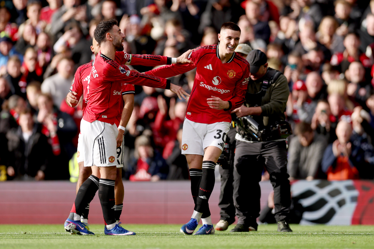 Benjamin Sesko celebrates with Bruno Fernandes after scoring vs Crystal Palace.