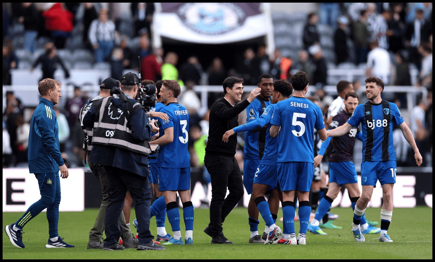 NEWCASTLE UPON TYNE, ENGLAND - APRIL 18: Andoni Iraola, Manager of AFC Bournemouth, interacts with his team after the Premier League match between Newcastle United and Bournemouth at St James' Park on April 18, 2026 in Newcastle upon Tyne, England.
