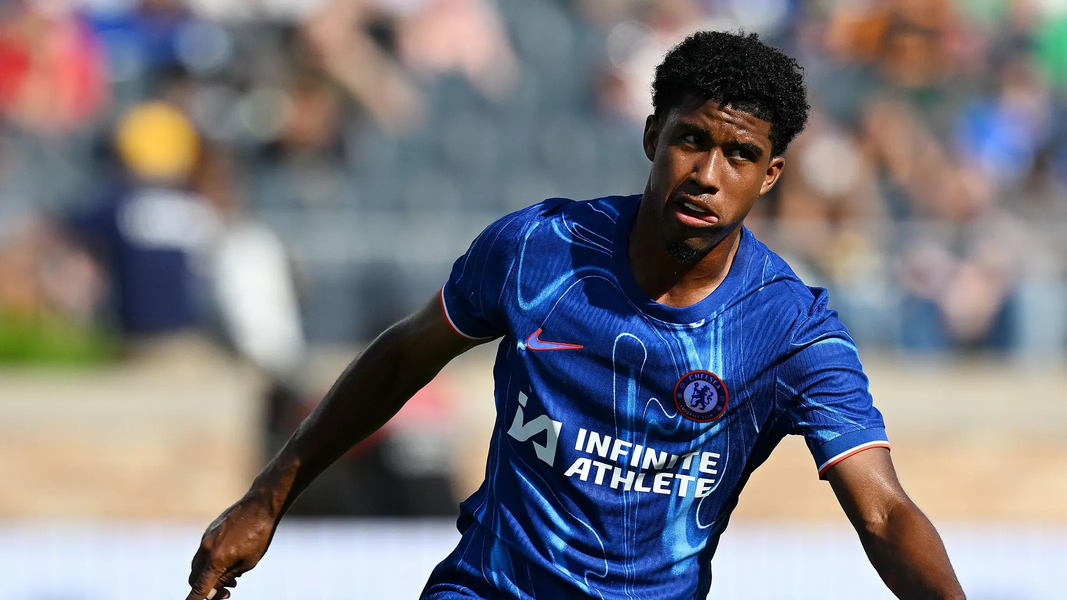Andrei Santos vestindo uma camisa azul do Chelsea durante uma partida.