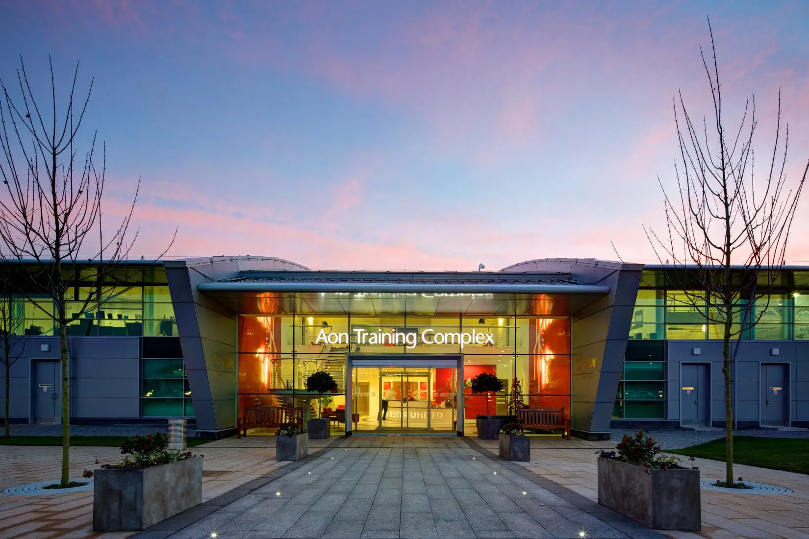 A entrada do complexo de treinamento Aion em Carrington, campo de treinamento do Manchester United.
