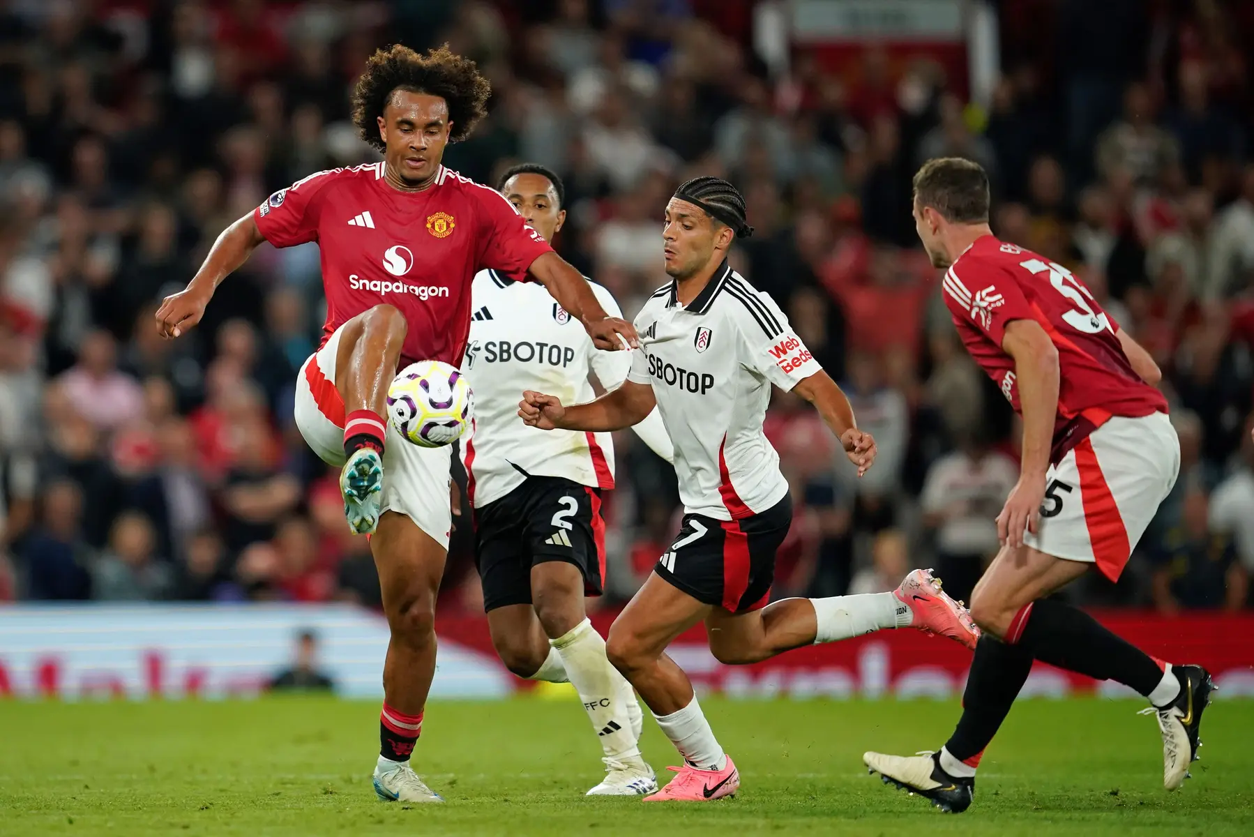 Joshua Zirkzee in a Manchester United kit controlling the ball during a match against Fulham