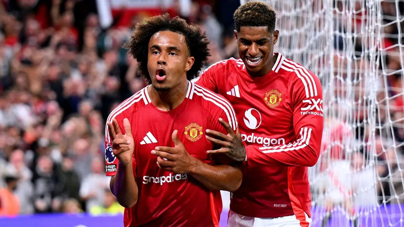 Joshua Zirkzee and Alejandro Garnacho celebrating a goal in Manchester United red home kits