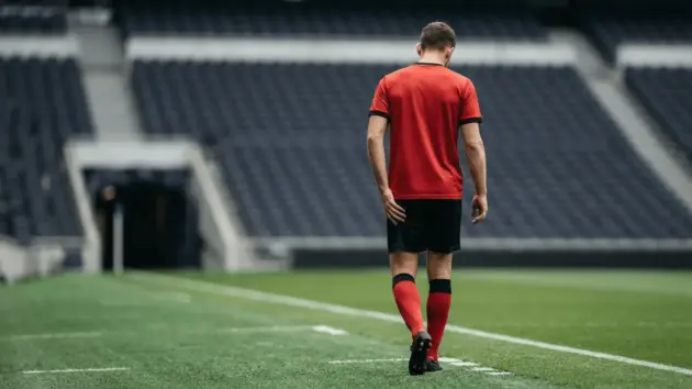 Manchester United-inspired defender leaves the pitch with a suspected thigh injury