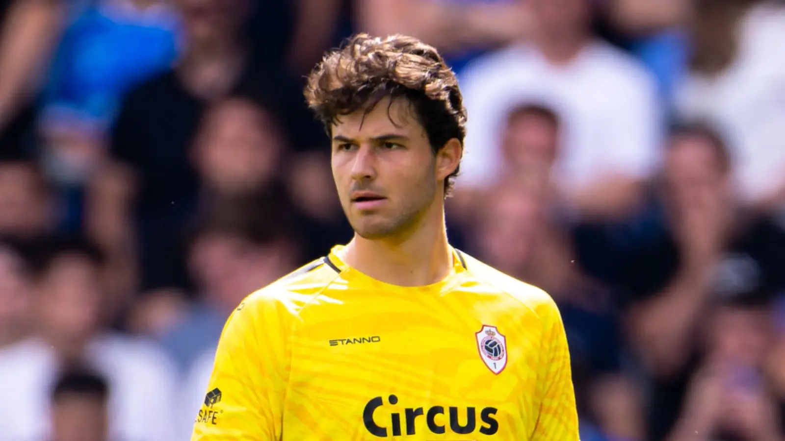 Senne Lammens wearing a yellow Royal Antwerp goalkeeper jersey with Circus sponsorship