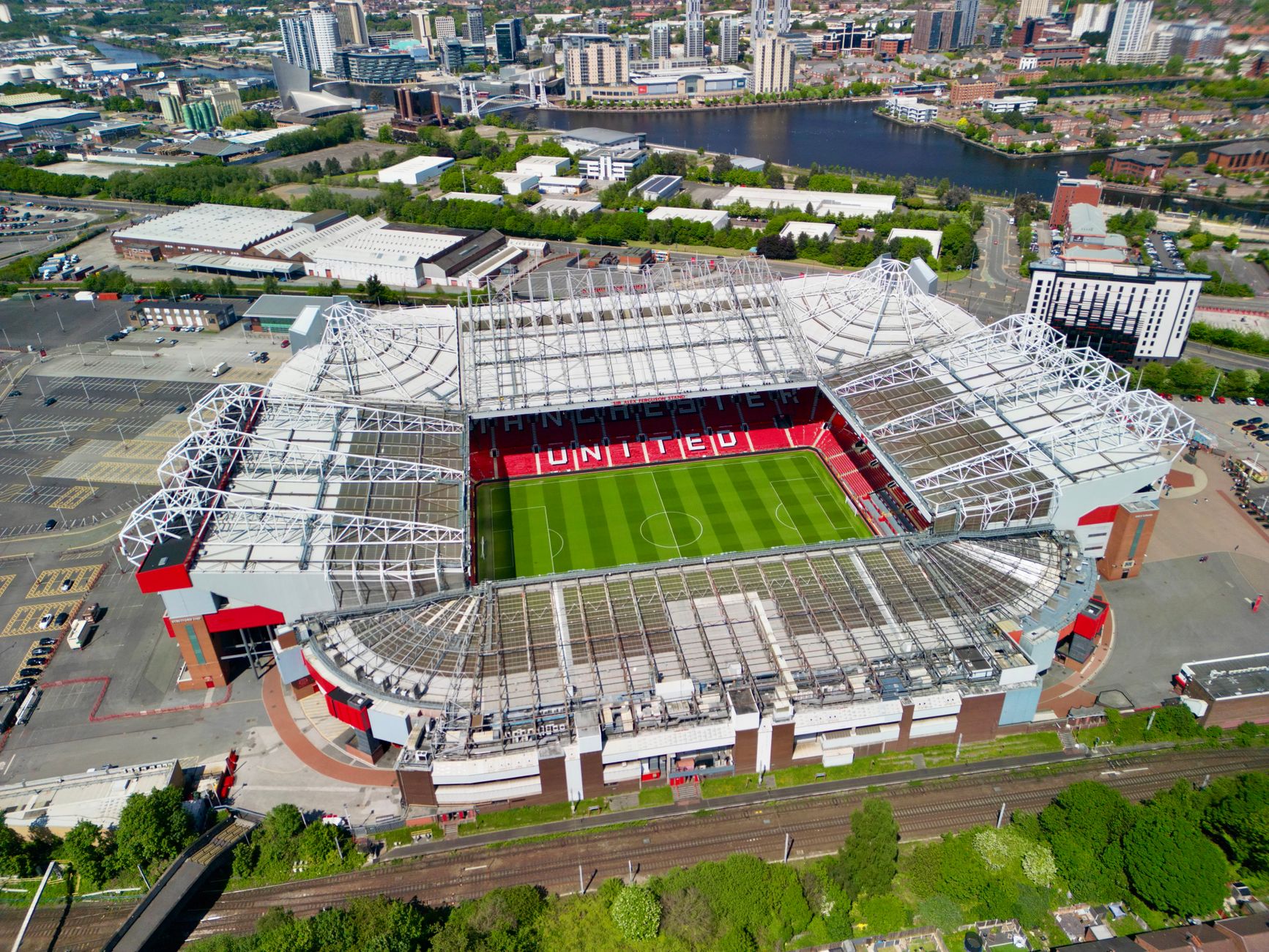 Nico Paz double powers Como to 4-1 rout of Manchester United