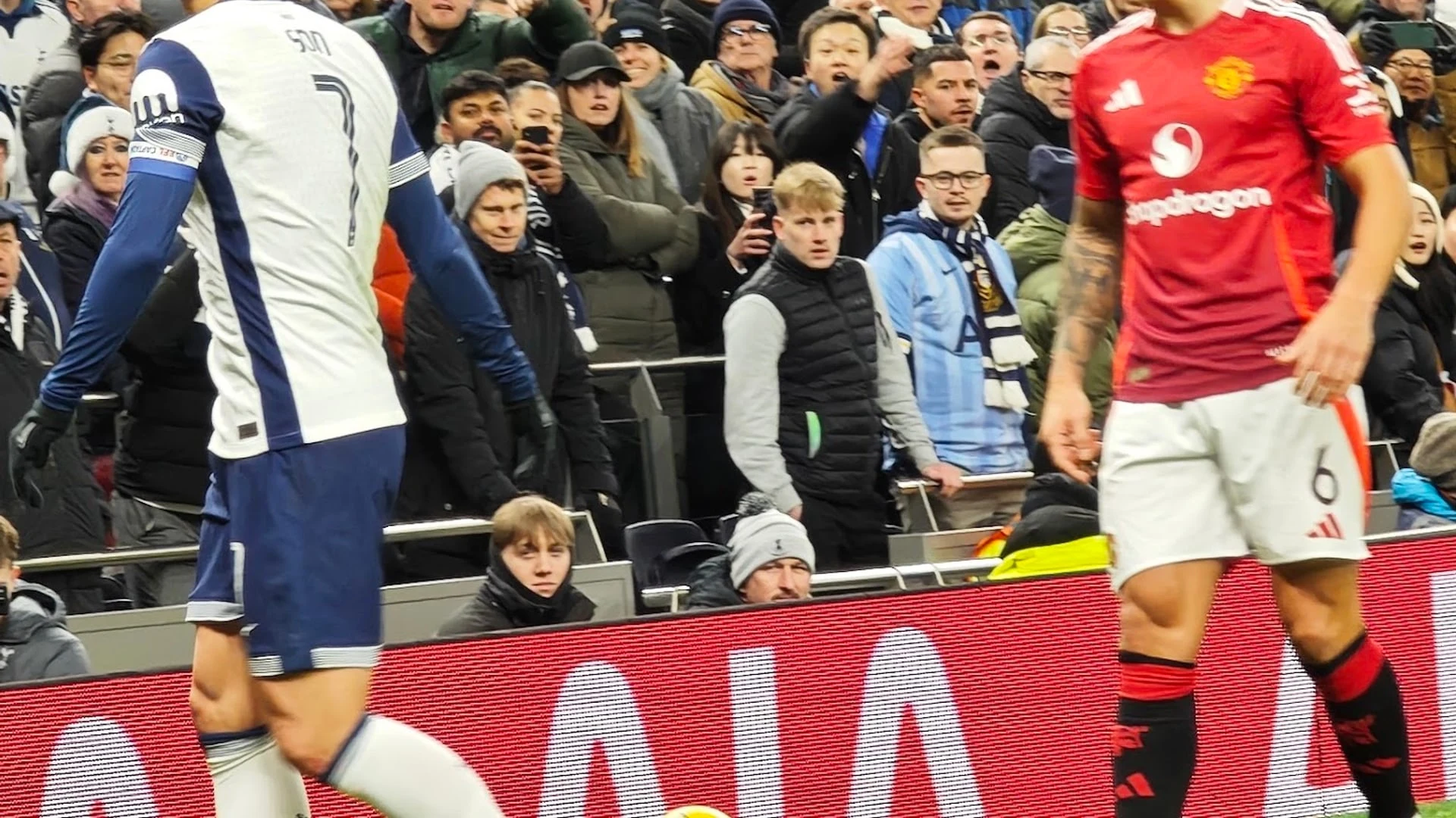 Lisandro Martínez in a Manchester United kit during a match against Tottenham Hotspur